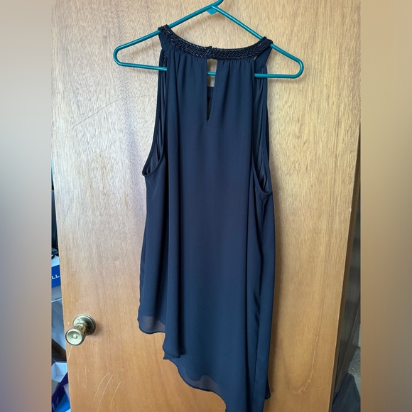 Elegant yet simple black sleeveless top - Picture 2 of 4